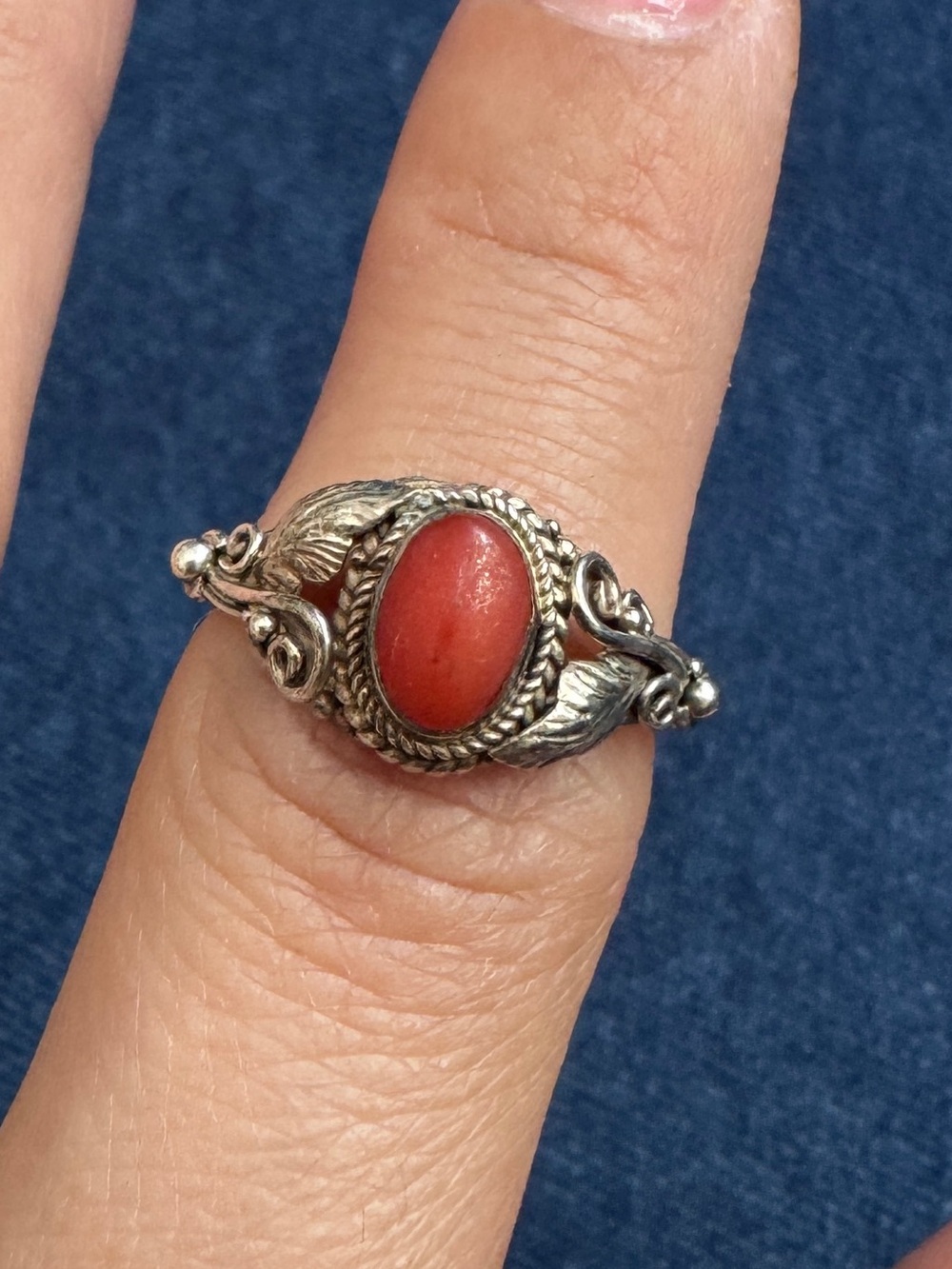Beautiful Vintage 925 Sterling Silver Coral filigree leaf details Ringā size 6